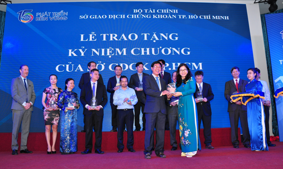 TS.Trương Anh Tuấn – Chủ tịch HĐQT kiêm Tổng Giám đốc Công ty Địa ốc Hoàng Quân nhận kỷ niệm chương tại buổi lễ. Nguồn: Hoàng Quân