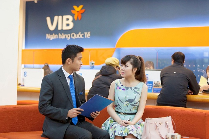 Chuyen vien VIB tu van cho khach hang vay. Ảnh VIB