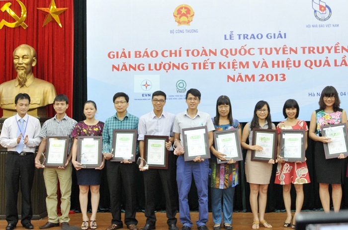 Các nhà báo nhận Giải năm 2013. Ảnh Hoàng Hải