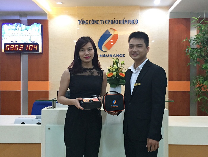 PJICO trao quà cho khách hàng đầu tiên. Ảnh Ngọc Thủy