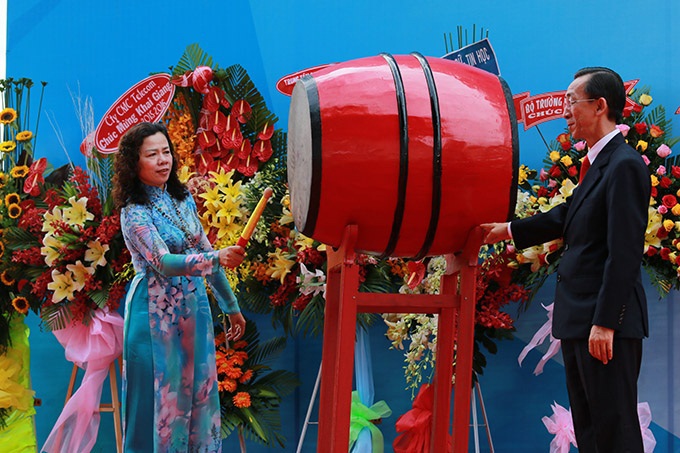 Bà Vũ Thị Mai – Thứ trưởng Bộ Tài chính đánh trống khai giảng năm học mới.