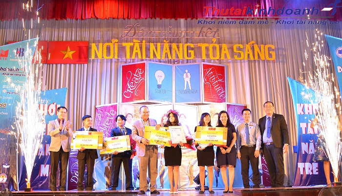 Trao giải cho các thí sinh đạt giải. Ảnh Hà Vi