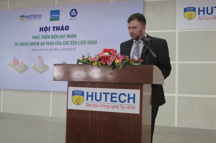 PGS.TS Pavel A. Belousov, Phó Trưởng khoa Khoa Nghiên cứu Vật lý và Kỹ thuật Điện đangthuyết giảng về những tiến bộ trong công nghệ hạt nhân tại Đại học Công nghệ Thành phố Hồ Chí Minh (HUTECH).Ảnh Financeplus.vn