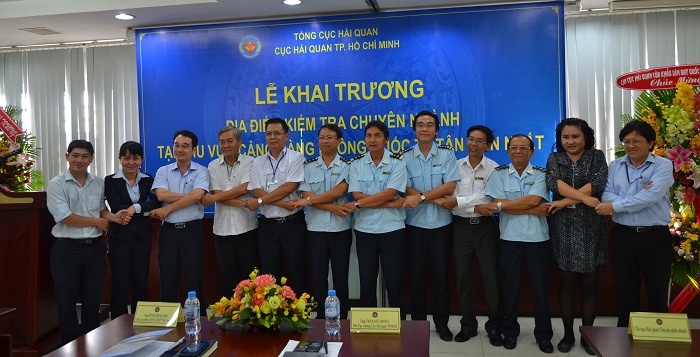 Đại diện các cơ quan và doanh nghiệp bắt tay giao ước. Ảnh Financeplus.vn