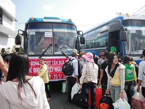 Chương trình “Tấm vé nghĩa tình” hỗ trợ vé xe và tổ chức cho xe công nhân về quê đón Tết. Ảnh Internet
