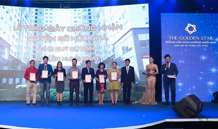 Tiến hành bàn giao giấy chứng nhận quyền sở hữu nhà ở cho các cư dân dự án Hưng Phát1.Ảnh HP