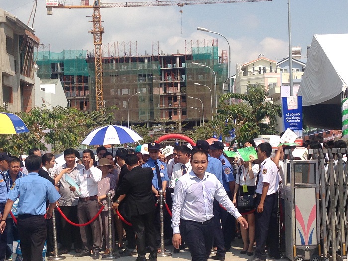 Khách hàng chen nhau đặt chỗ. Ảnh Financeplus.vn
