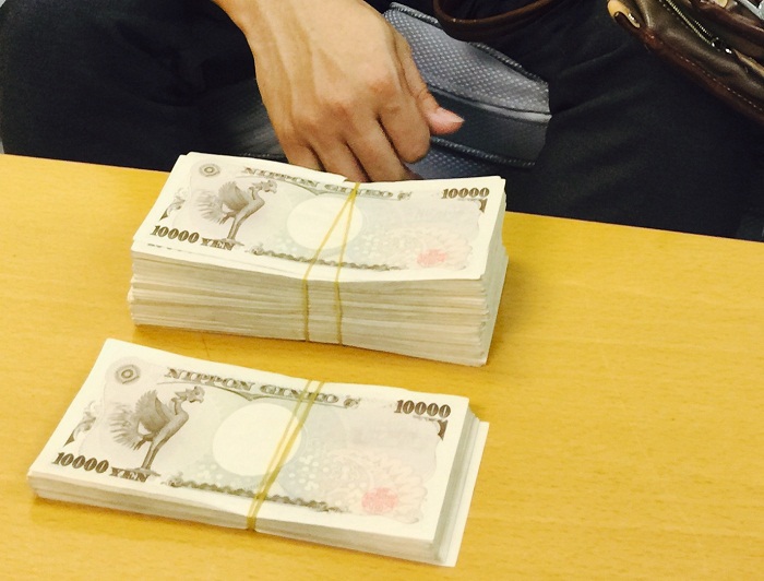Ngoại tệ bị cán bộ hải quan bắt giữ. Ảnh Financeplus.vn