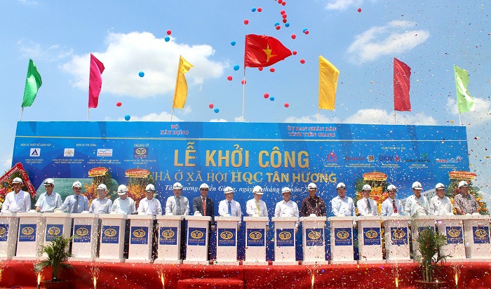 Các đại biểu nhấn nút khởi công dự án nhà ở xã hội HQC Tân Hương. Ảnh Bích Uyên