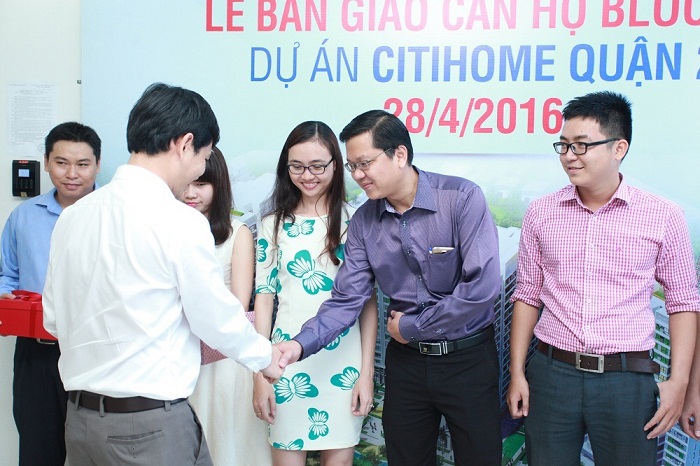 Niềm vui cửa cư dân trẻ khi được nhận nhà sớm. Ảnh: Thùy Dung