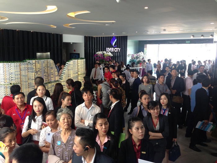Khách hàng chờ xem nhà mẫu River City. Ảnh Financeplus.vn