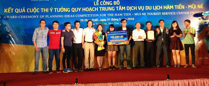 TGĐ Địa ốc Hoàng Quân trao giải xuất sắc cho đội đạt giải. Ảnh Financeplus.vn