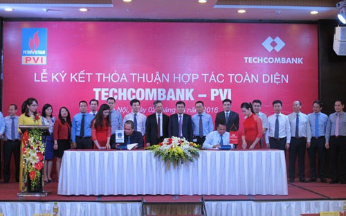 Ông Hồ Hùng Anh - Chủ tịch Hội đồng Quản trị Techcombank và Ông Bùi Vạn Thuận - Tổng giám đốc PVI ký kết hợp đồng hợp tác toàn diện.