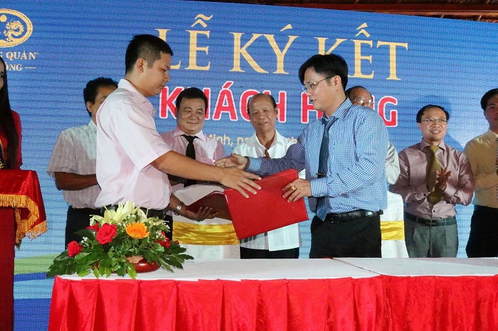 Lễ ký kết hợp đồng mua bán với khách hàng. Ảnh: Hằng Uyên