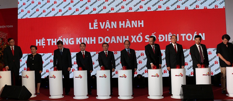 Các đại biểu tham dự buổi lễ ấn nút vận hành  hệ thống kinh doanh xổ số tự chọn số điện toán. Ảnh: Thanh Sơn