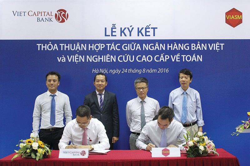 Đại diện các bên thực hiện nghi thức ký kết. Ảnh: Hoàng Vân