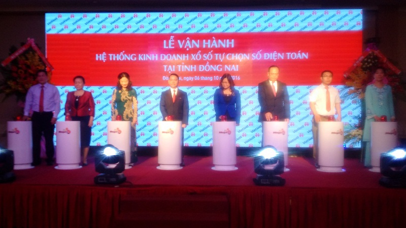Các đại biểu tham dự bấm nút khai trương vận hành hệ thống kinh doanh xổ số tự chọn số điện toán tại Đồng Nai. Ảnh Tuấn Đức