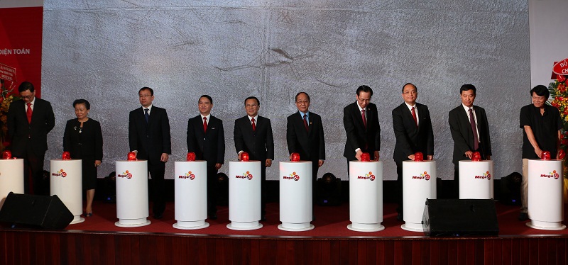 Các đại biểu thực hiện nghi thức khai trương, triển khai vận hành hệ thống kinh doanh xổ số tự chọn số điện toán. Ảnh: Thanh Sơn