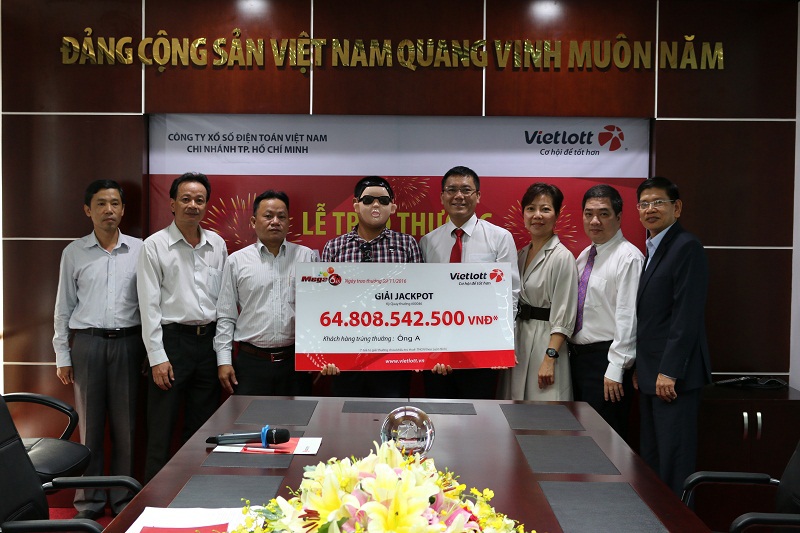 Phó Tổng Giám đốc Vietlott Nguyễn Thanh Đạm chúc mừng người trúng thưởng (ông A) đã may mắn trúng thưởng giải Jackpot kỳ quay số 46 (ngày 02/11/2016) với trị giá 64.808.542.500 đồng.