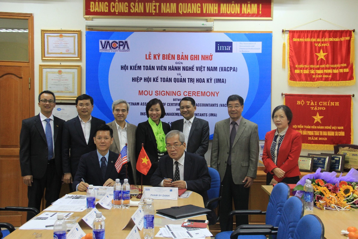Toàn cảnh buổi ký kết. Nguồn Smart Train