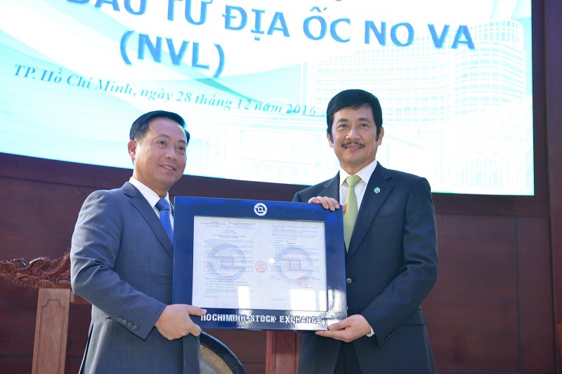Lãnh đạo HSX trao quyết định niêm yết cho Novaland. Nguồn NVL