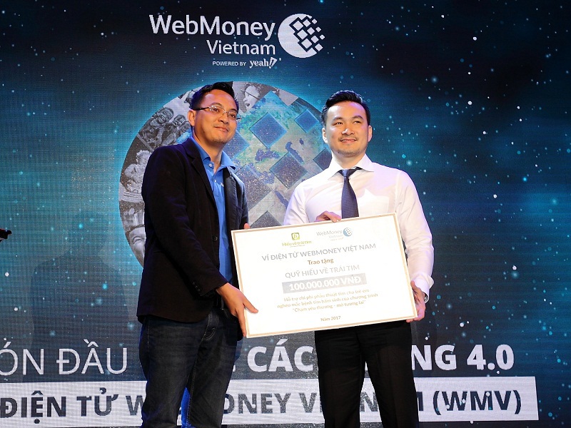 Diễn viên Chi Bảo thay mặt quỹ Hiểu về trái tim nhận tài trợ từ việc gây quỹ cho 5 em bé mắc bệnh tim bẩm sinh. Ảnh Yeah1