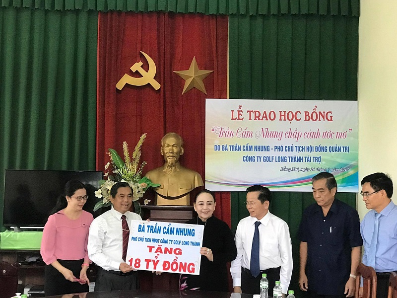 Nữ doanh nhân trao 18 tỷ học bổng cho con cháu liệt sỹ. Ảnh Thiên Linh