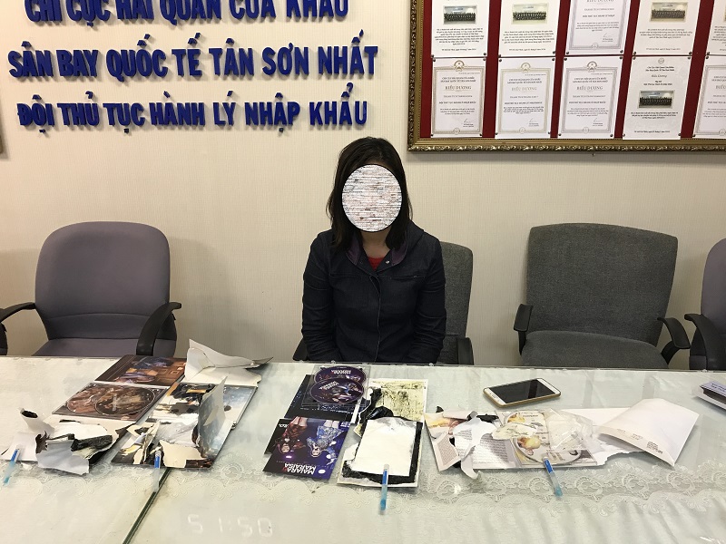 Cocain được cất giấu tinh vi trong quần áo, mỹ phẩm, giày dép và đồ dùng cá nhân khác nhằm qua mặt sự kiểm tra của các cơ quan chức năng. Ảnh Thanh Tùng