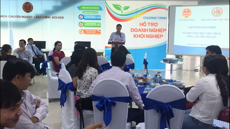 Ông Nguyễn Nam Bình - Phó Cục trưởng Cục Thuế TP. Hồ Chí Minh trao đổi với DN tại buổi đối thoại. Ảnh Hữu Thông