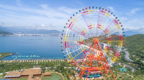 Toàn cảnh khu vui chơi Vinpearl Land nhìn từ trên cao với quy mô 70ha gồm hơn 90 hạng mục vui chơi giải trí đặc sắc. Ảnh Vingroup