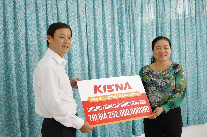 Ông Trịnh Phước Hùng, Phó Tổng Giám đốc Kiến Á Group cho đại diện nhà trường. Ảnh Thùy Dung