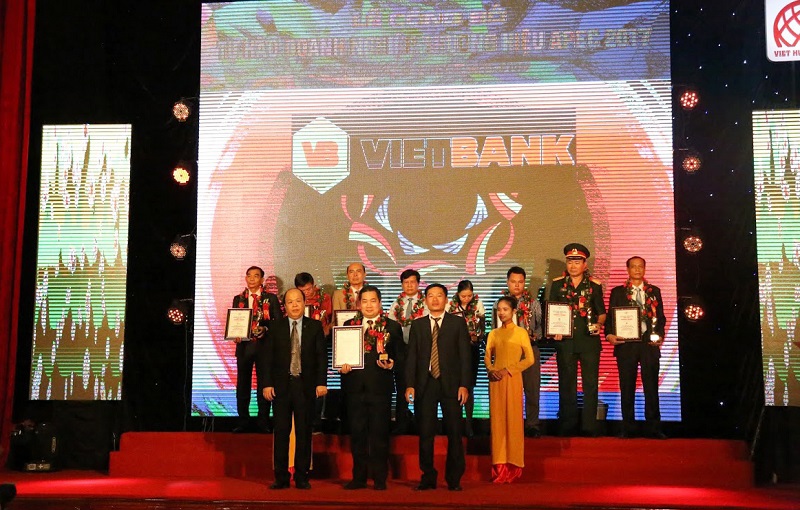 Ông Hồ Phan Hải Triều – Phó Tổng giám đốc Vietbank nhận giải thưởng tại buổi lế. Ảnh VB