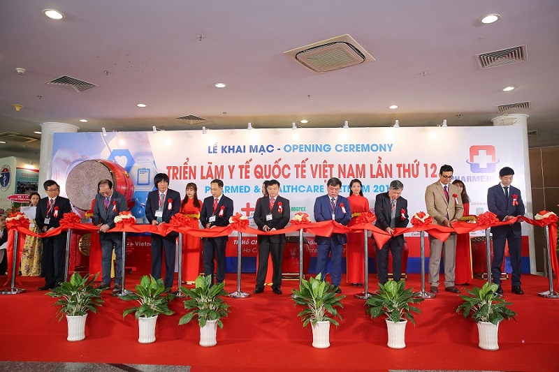 Các đại biểu cắt băng khai mạc Pharmedi 2017. Ảnh: Hữu Thông
