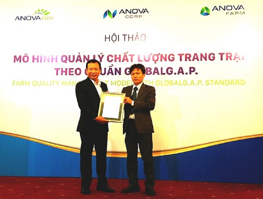 Tổ chức chứng nhận quốc tế Control Union trao giấy chứng nhận GlobalG.A.P. cho Công ty Cổ phần Anova Farm. Ảnh Hữu Thông