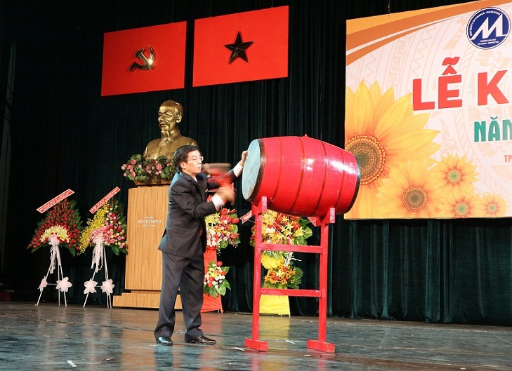TS. Hoàng Đức Long - Bí thư Đảng ủy, Hiệu trưởng nhà trường đánh trống khai giảng năm học mới. Ảnh: Hữu Thông.