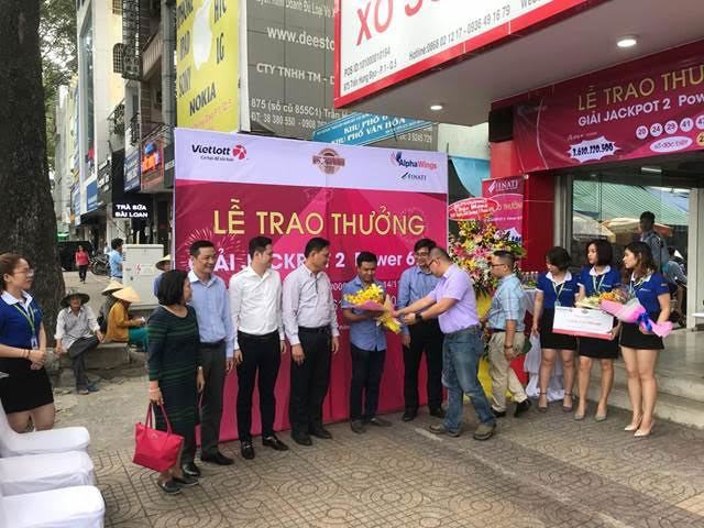 Đại diện đại lý xổ số tự chọn Vietlott là Alpha Wings trao thưởng cho ông Nguyễn Thanh Vũ. Ảnh Vietlott