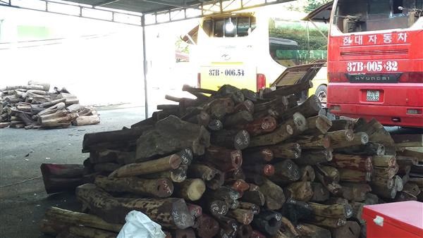 Số gỗ ghi gỗ trắc do lực lượng chức năng bắt giữ tại cửa khẩu Xa Mát - Tây Ninh. Ảnh HQ