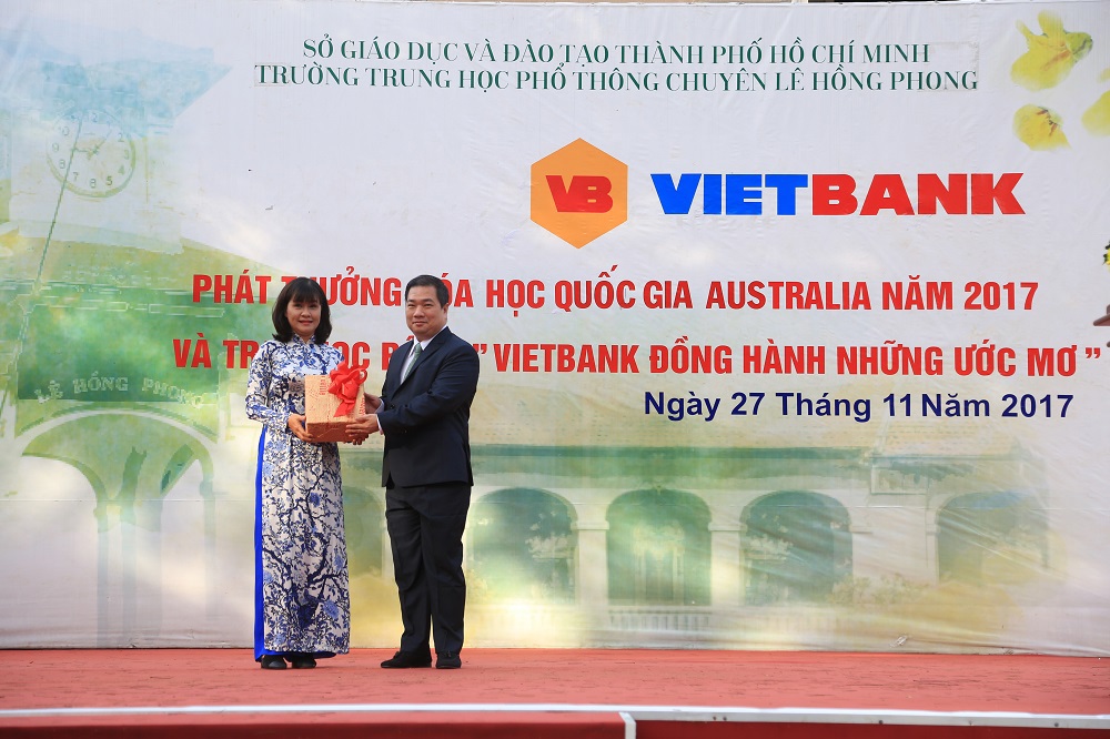 Ông Hồ Phan Hải Triều, Phó Tổng Giám đốc Vietbank trao học bổng cho đại diện nhà trường. Ảnh VB