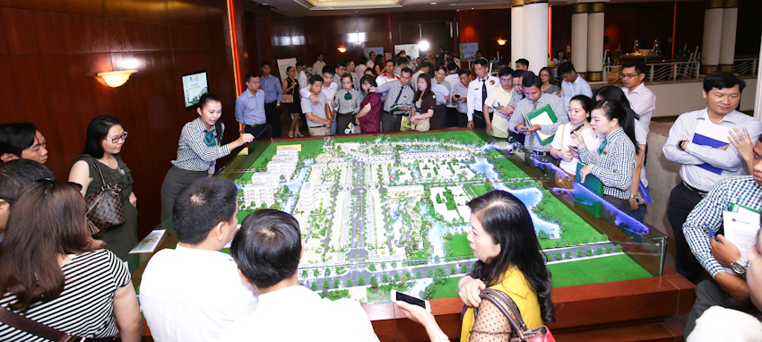 Khách hàng chen chân mua nhà dự án Dragon Village Khách hàng xem mô hình tổng thể toàn khu đô thị Dragon Village. Ảnh PL