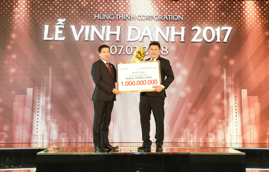 Ông Nguyễn Đình Trung – Chủ tịch Hội đồng quản trị kiêm Tổng Giám đốc Hung Thinh Corp trao thưởng cho Hung Thinh Land – Đơn vị thành viên có đóng góp tích cực cho sự phát triển tập đoàn trong năm 2017. Ảnh HT