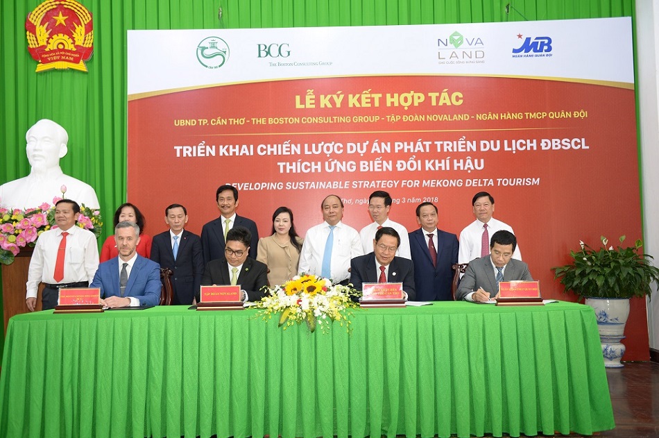 Thủ Tướng Chính Phủ Nguyễn Xuân Phúc và đại diện các Bộ, ban, ngành Trung ương và các Sở, ban, ngành TP. Cần Thơ chứng kiến lễ kí kết. Ảnh NVL