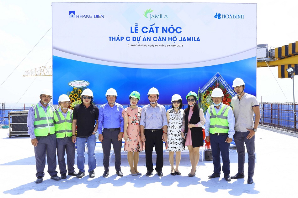 Đại diện ban lãnh đạo công ty Khang Điền, Hòa Bình, SCQC làm lễ cất nóc Block C dự án Jamila. Ảnh TN
