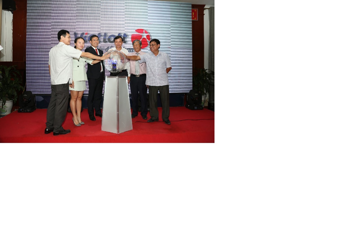 Ông Nguyễn Thanh Đạm - Phó Tổng Giám đốc phụ trách của Vietlott cùng  lãnh đạo UBND tỉnh; lãnh đạo tỉnh Quảng Ngãi thực hiện nghi thức vận hành thị trường mới. Ảnh Vietlott