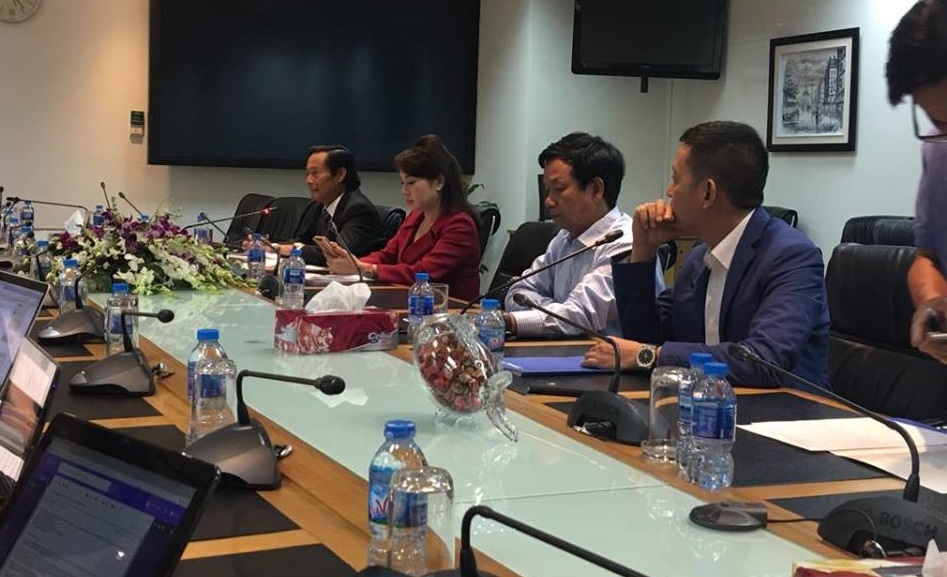 Bà Chu Thị Bình và đại diện ngân hàng Eximbank trong buổi làm việc ngân hàng trả tiền tạm ứng. Ảnh TS