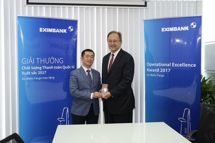 Ông Nguyễn Hướng Minh, Phó Tổng Giám đốc Eximbank đã tiếp nhận giải thưởng “Ngân hàng thanh toán quốc tế xuất sắc”.từ ông Charles Kohler, Phó Tổng Giám đốc Dịch vụ thanh toán toàn cầu của Ngân hàng Wells Fargo (USA). Ảnh EIB