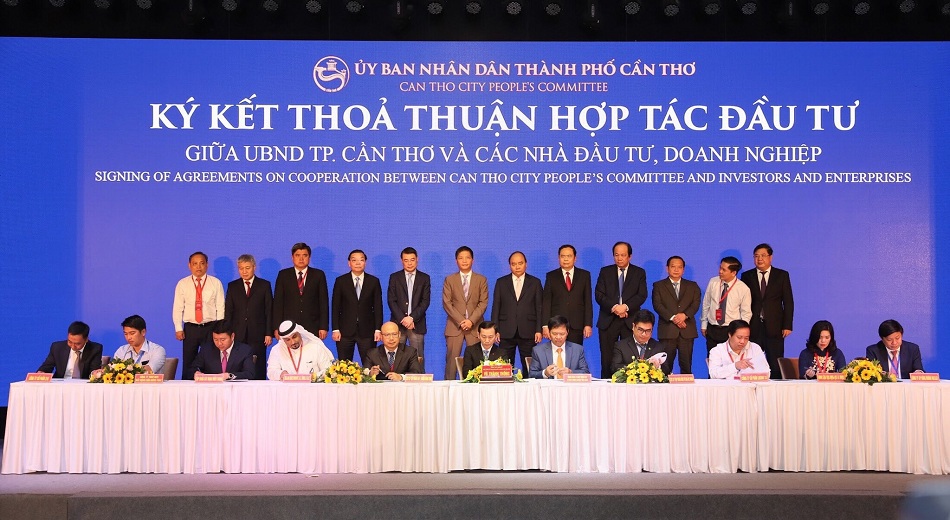 Lãnh đạo TP. Cần Thơ ký kết hợp tác với các doanh nghiệp. Ảnh NVL