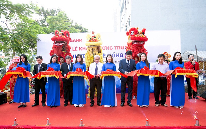 Cắt băng khai trương trụ sở mới Phòng Giao dịch Lê Hồng Phong. Ảnh VB
