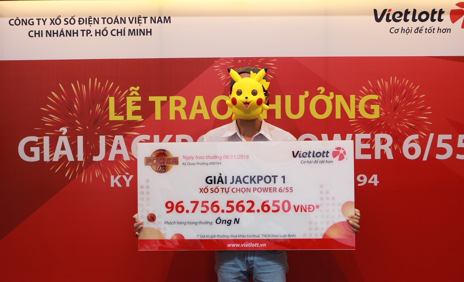 Vietlott trao giải Jackpot 1 trị giá 96,7 tỷ đồng cho khách hàng tại TP. Hồ Chí Minh. Ảnh Vietlott