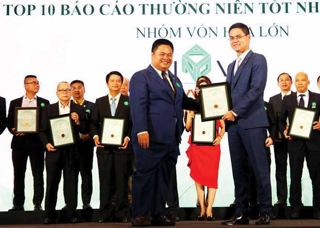 Đại diện Tập đoàn Novaland nhận giải thưởng Top 10 Báo cáo thường niên tốt nhất năm 2018 dành cho doanh nghiệp trong nhóm vón hóa lớn. Ảnh NVL