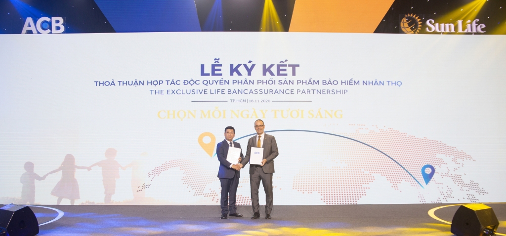 Lễ ký kết thỏa thuận hợp tác độc quyền phân phối bảo hiểm nhân thọ giữa Sun Life và ACB về phân phối sản phẩm bảo hiểm nhân thọ